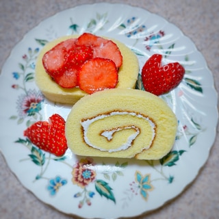 市販のロールケーキデコ❤️いちごの飾り切りを添えて